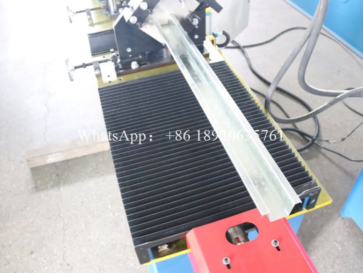 Perfiladora de Drywall Perfil Omega