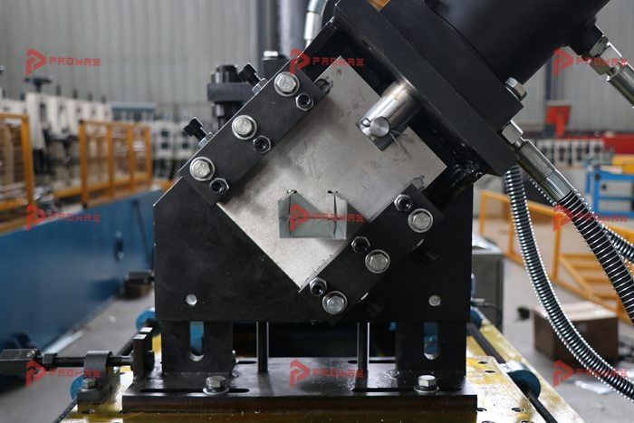 PROMAX machine profil C avec poinçonnage personnalisé