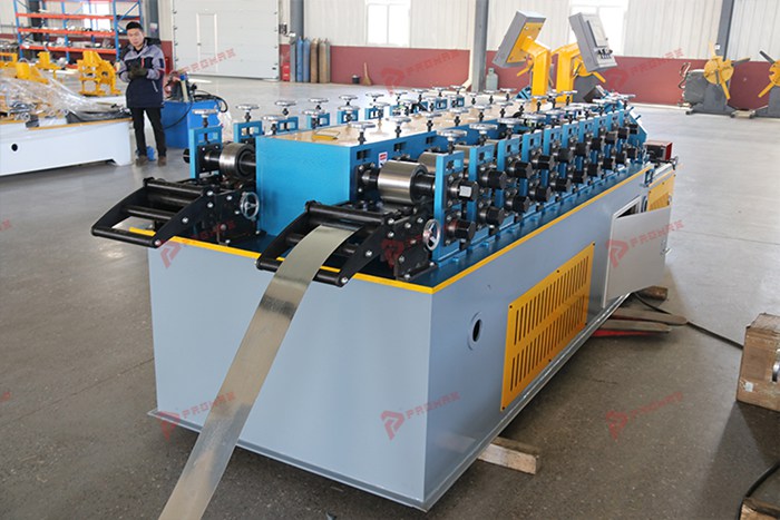 Máquina PROMAX de dupla cabeça para conformação de perfis montante C e guia U galvanizados