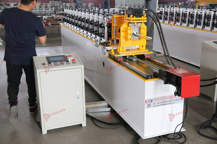 Perfiladeira PROMAX para fabricar canaleta metálica galvanizada para forro de gesso