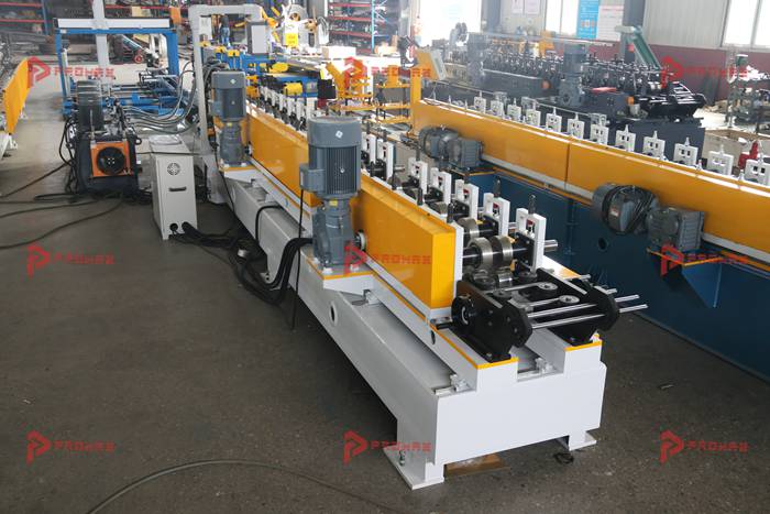 Sistema PROMAX de cambio automático C U con control PLC para perfiles Steel Frame