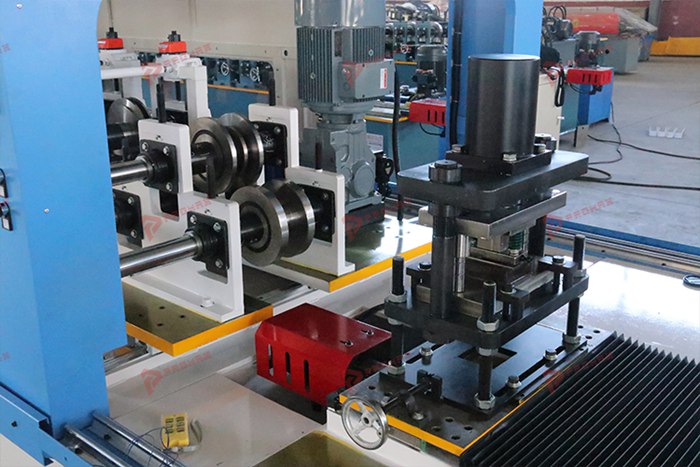 Máquina para fabricar perfis de steel frame para casas e construções leves