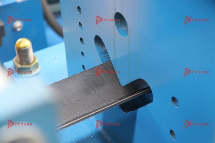 Máquina PROMAX para fabricar perfiles L utilizados en drywall y construcción ligera