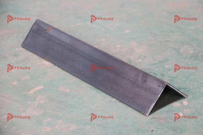 Máquina PROMAX para fabricar ángulos metálicos L de acero galvanizado